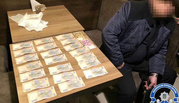 Менеджера “Укрзализныци” задержали при получении 10,5 тысяч гривен взятки