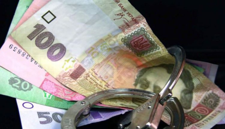 В Киеве пойманный на взятке фискал пытался сбежать и избавиться от денег
