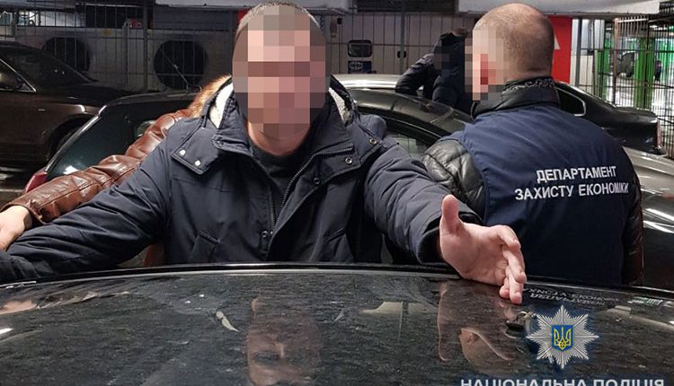 В Киеве чиновника Гоструда задержали при получении взятки в 160 тысяч