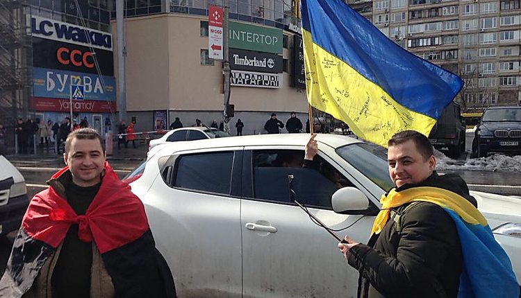 Активисты проводят автопробег к дому Авакова