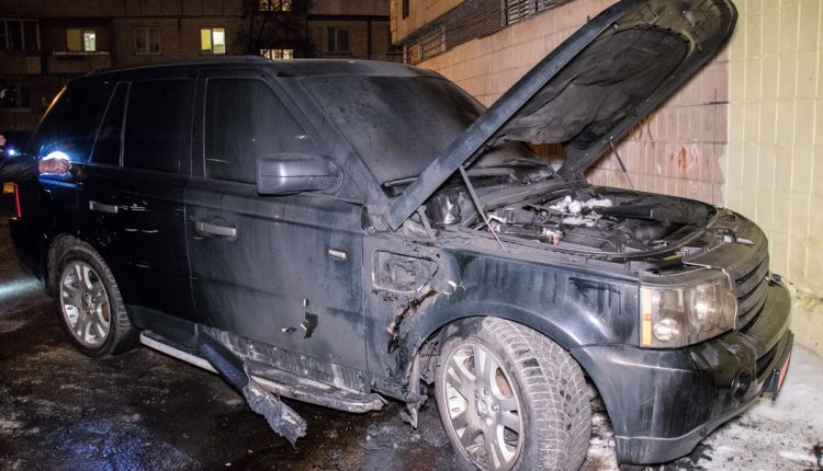 В Киеве ночью подожгли и взорвали Range Rover