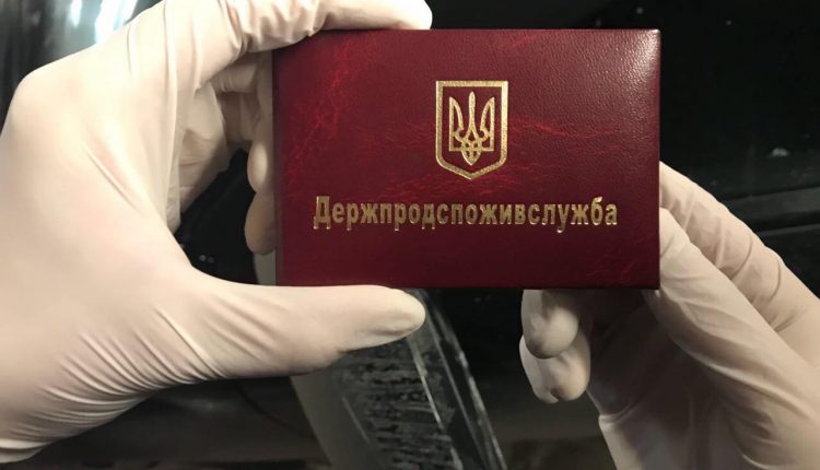 В Киеве чиновников задержали при получении 27 тысяч взятки за наружную рекламу