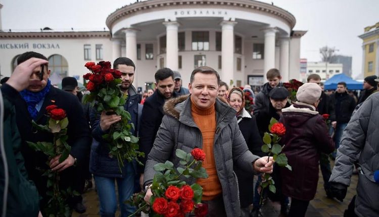 Нардеп Ляшко раздал на киевском вокзале тысячу роз