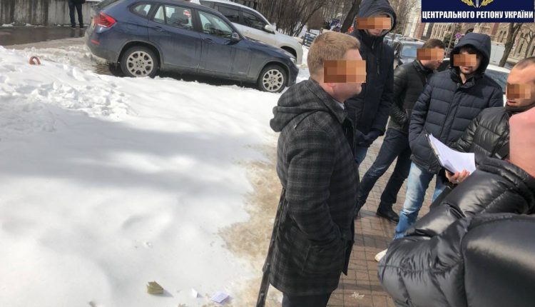 “Тыловик” из Минобороны попался в Киеве на взятке в 1000 долларов