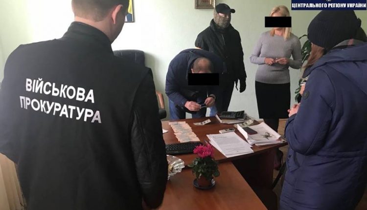В Киеве за взяточничество задержали руководителя районной налоговой инспекции