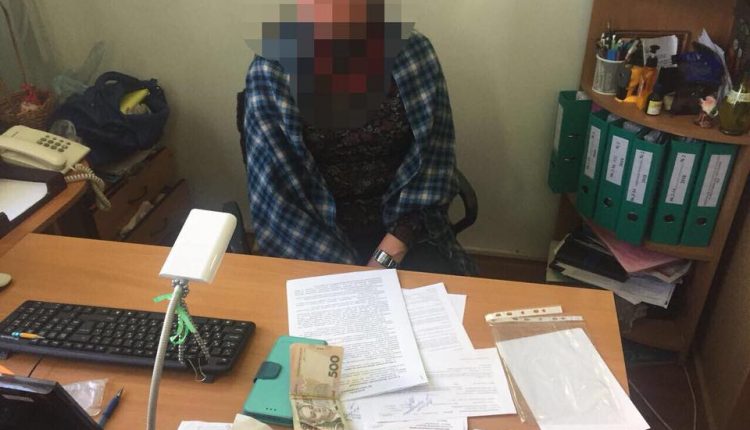 Чиновницу из КГГА задержали при получении взятки в 15 тысяч гривен