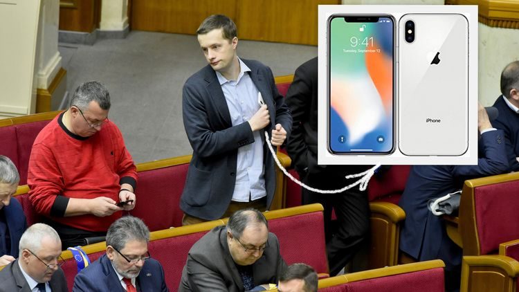 Сын Порошенко пришел в Раду с iPhone Х