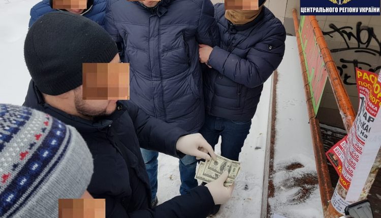 В аэропорту “Борисполь” за взятки задержаны двое таможенников