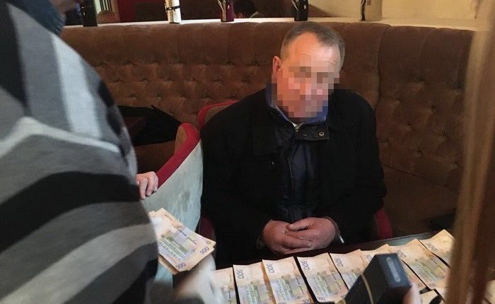 Чиновника Госпродслужбы задержали в кафе при получении взятки в 10 тысяч