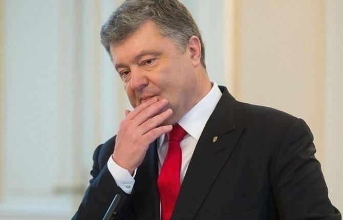 Появилось новое видео падения знаменосца Порошенко, которое считают “плохим знаком”
