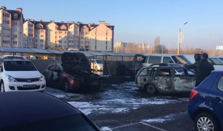 Ночью в Киеве сгорели пять автомобилей