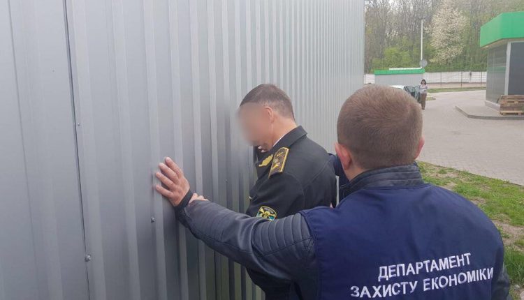 Директора “Киевлесозащиты” задержали при получении взятки в размере 15 тысяч