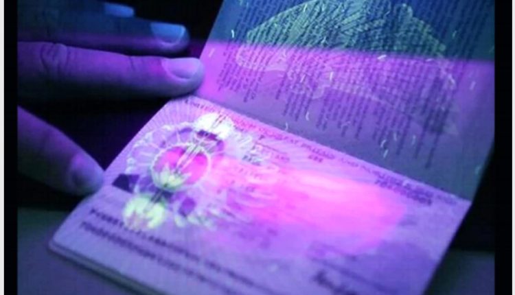 Киевлянку задержали за торговлю биометрическими паспортами