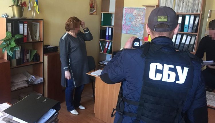В Киеве чиновницу налоговой инспекции задержали при получении взятки