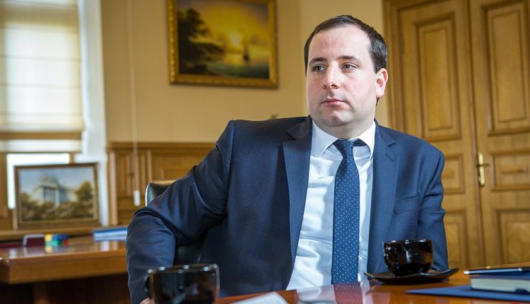 Министр Саенко получил в марте 35 тысяч гривен зарплаты