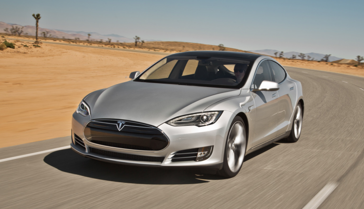 Столичной чиновнице подарили автомобиль Tesla, оцененный в 50 тысяч гривен