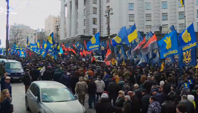 В центре Киева проходит марш за будущее без олигархов