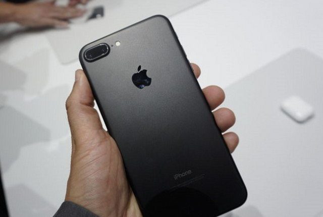 iPhone X по популярности у пользователей значительно уступил iPhone 7 Plus