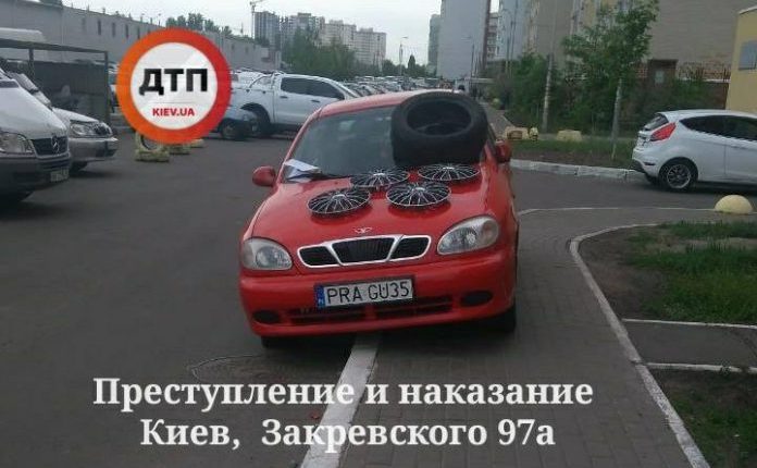 В Киеве красный Ланос на «бляхах» стал героем парковки