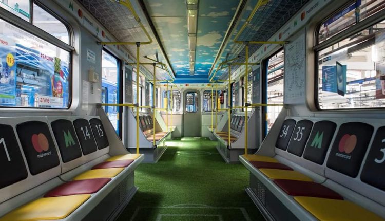 В киевском метро появился вагон-стадион