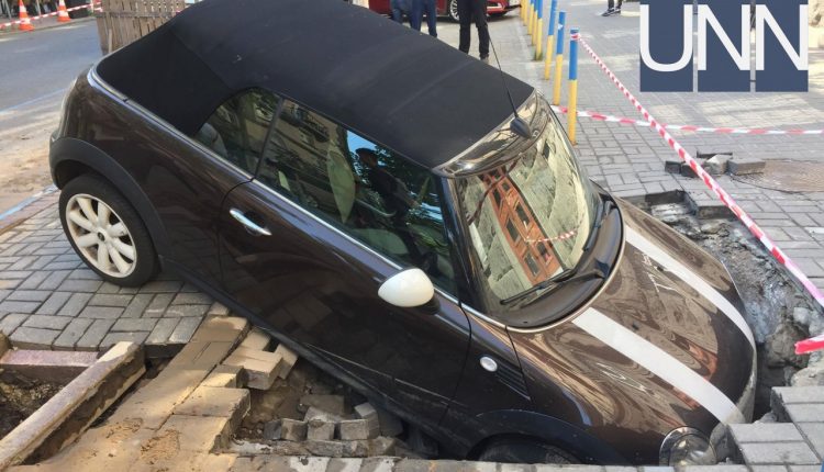 В центре Киева под асфальт провалился элитный автомобиль