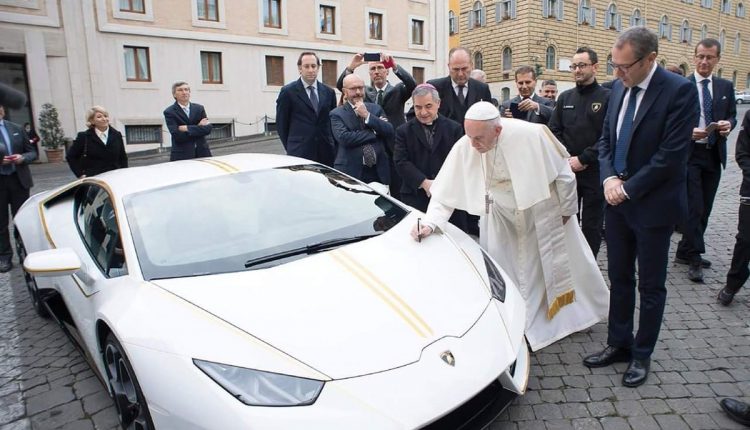 Папа Римский выставил на аукцион свой Lamborghini