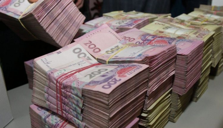 Только один житель Украины официально задекларировал миллиард гривен дохода