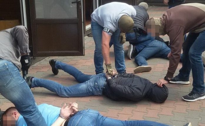В ресторане под Киевом задержали банду, вымогавшую $20 тысяч у бизнесмена