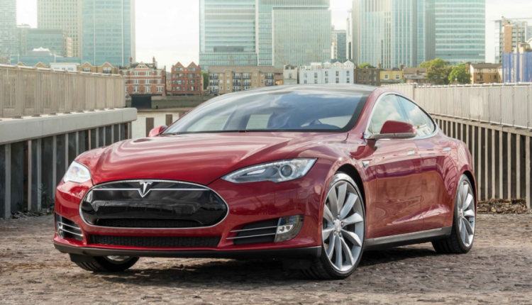 Семья фискала приобрела три люксовых электрокара Tesla
