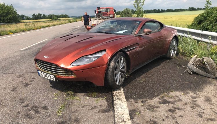 На трассе Киев-Харьков обнаружили брошенный Aston Martin с запиской под стеклом