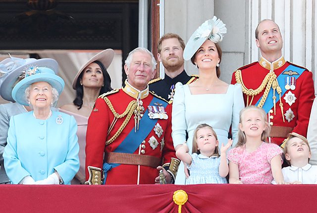 Елизавета II, Кейт Миддлтон с детьми, Меган Маркл и другие на балконе Букингемского дворца