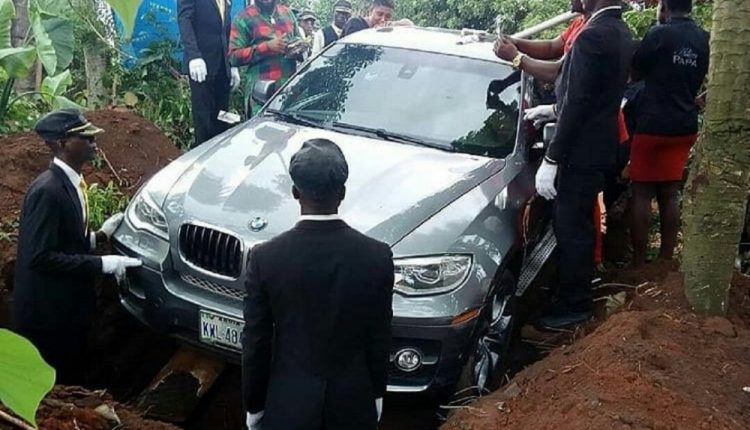 Сын похоронил отца в новом BMW за $88 тысяч