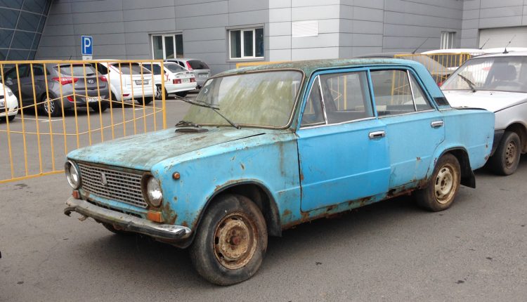 В Киеве объявили “охоту” на старые брошенные авто
