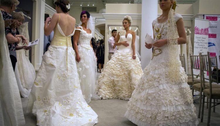 В Нью-Йорке выбрали самое красивое свадебное платье из туалетной бумаги