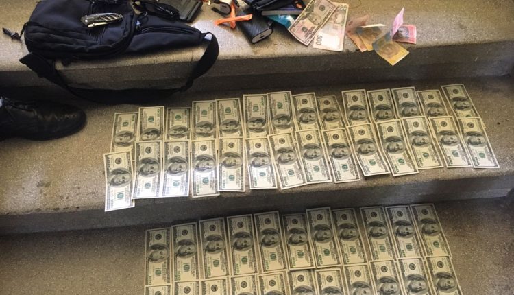 Полицейского задержали на взятке в $5 тысяч