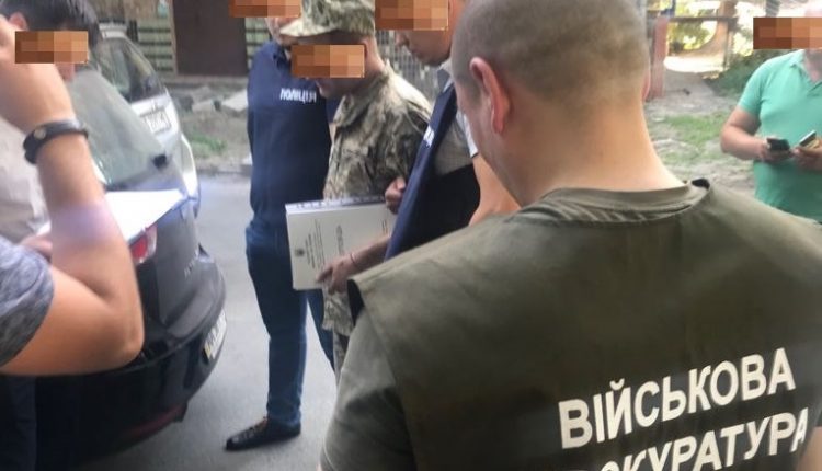 В Киеве задержали менеджера в погонах, вымогавшего 25 тысяч за командировку в Конго