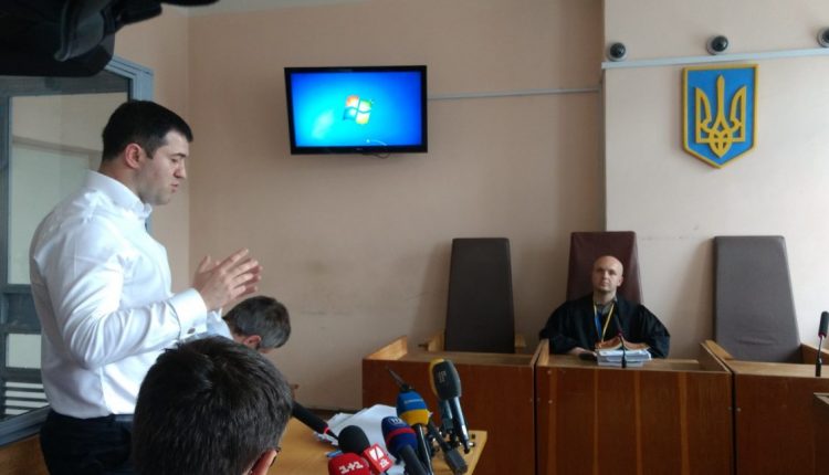 Суд не отпускает Романа Насирова за границу