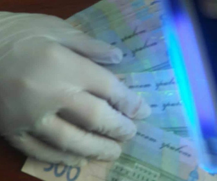 Сотрудника внутренней безопасности “Приватбанка” задержали на взятке в 10 тысяч