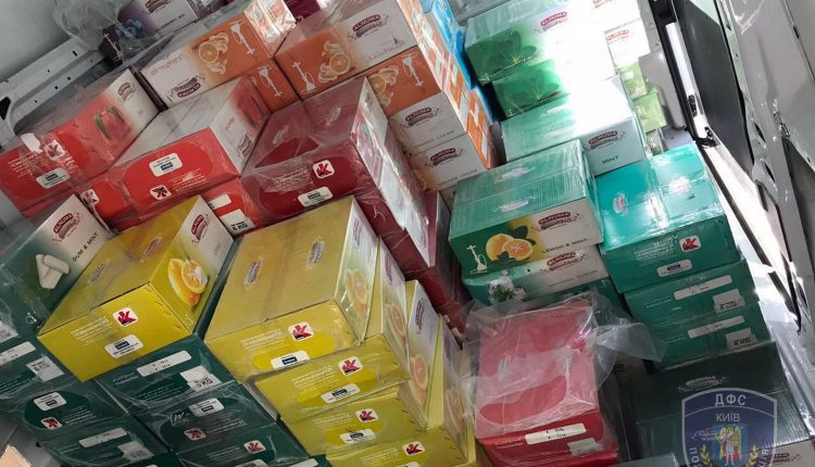 Налоговики изъяли у киевлянина табак для кальянов на 2,6 млн гривен