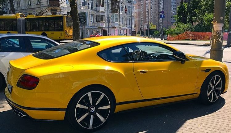 В Киеве появился роскошный Bentley необычного цвета