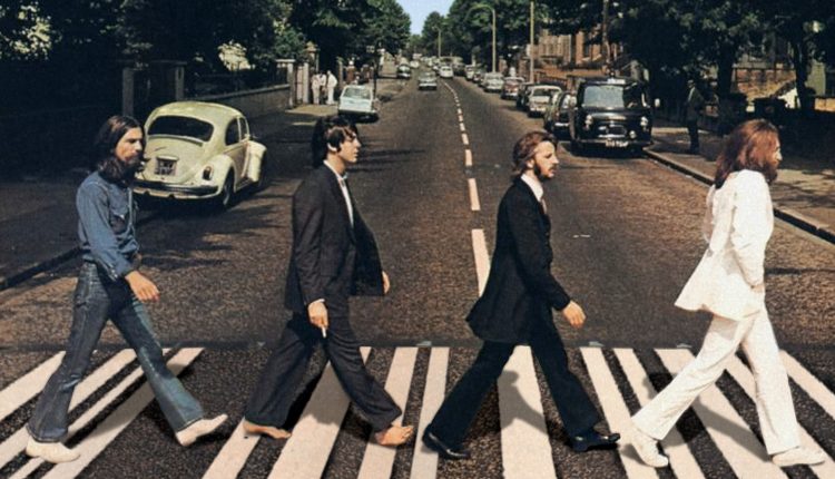 Спустя полвека Пол Маккартни снова пересек пешеходный переход на Abbey Road
