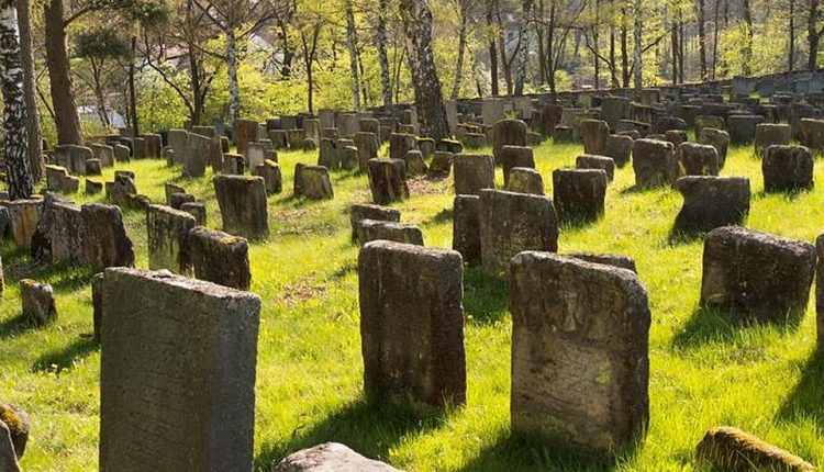 В немецком городе места на старинном кладбище разыграют в лотерею