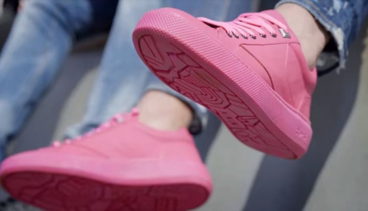 В Голландии продают кроссовки из жвачки, которую соскребли с улиц