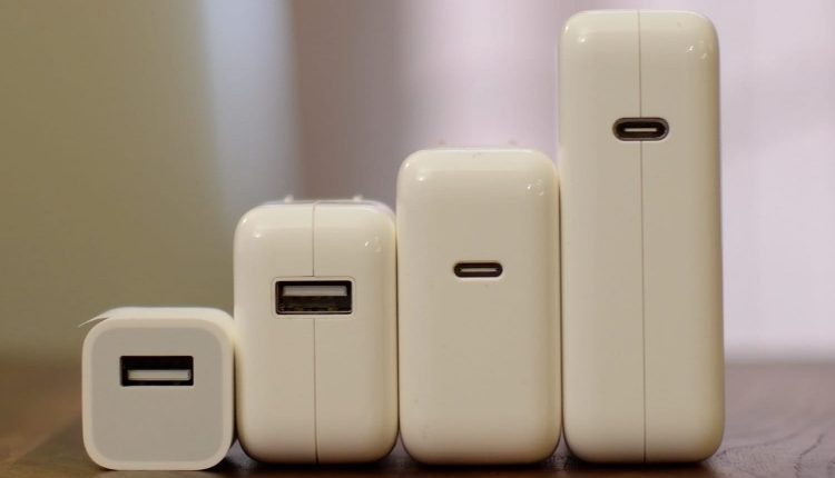 Apple теперь будет комплектовать iPhone обновленными зарядками