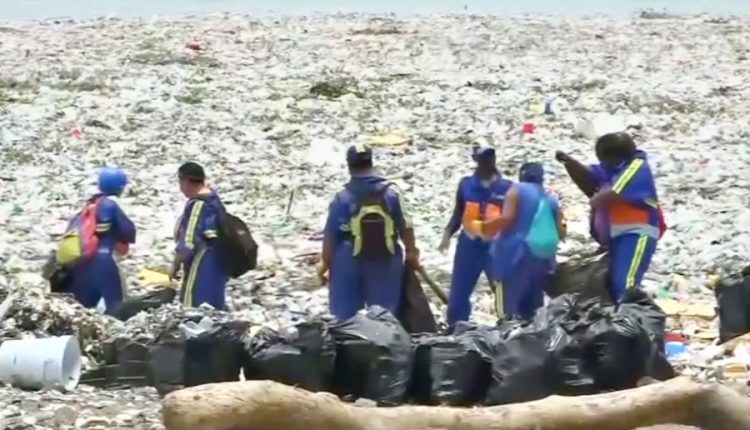 В Доминикане мобилизовали военных, чтобы очистить пляжи от мусора