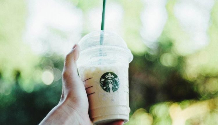Starbucks откажется от пластиковых соломинок