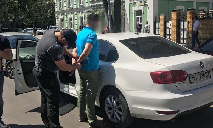 Чиновника Гоструда задержали в Киеве на взятке в 26 тысяч