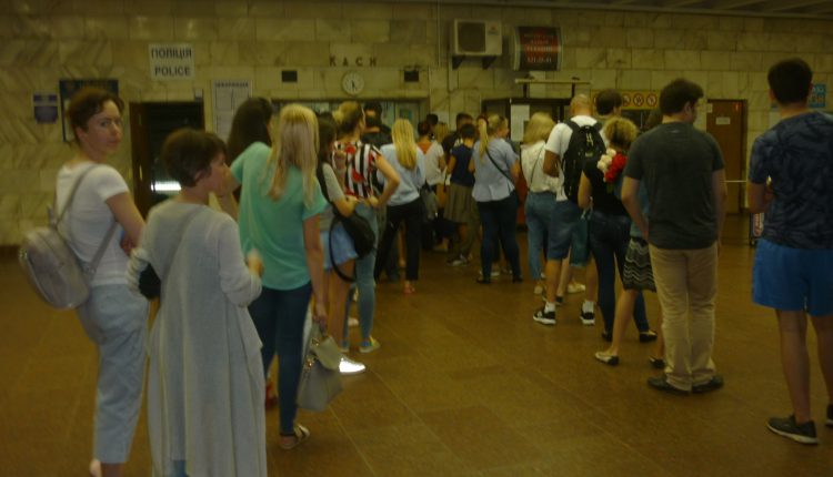 В киевском метро образовались очереди желающих сэкономить