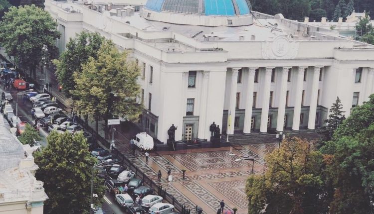 Центр столицы заблокирован из-за акции протеста водителей “евроблях”
