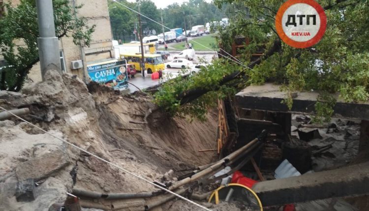 Главу Подольского района Киева уволили после обвала моста из-за дождей